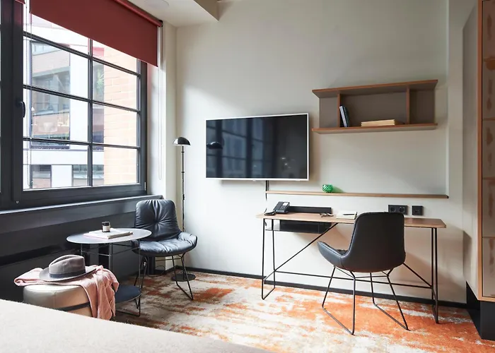 Hood House Hotel 3*